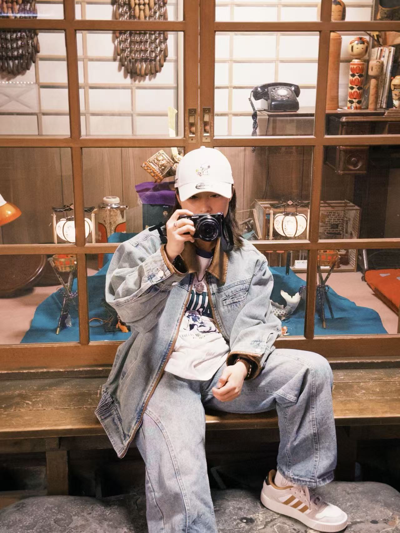 敖若钦坐着举起相机